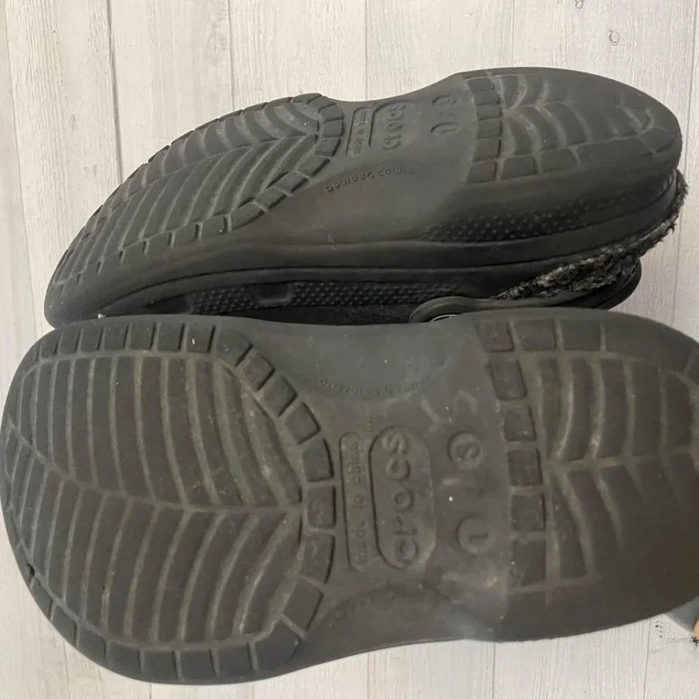 Crocs black fuzz lined juniors 1/3‎